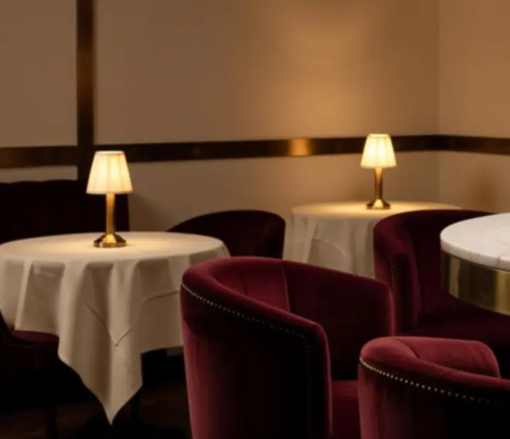 Eleganckie wnętrze restauracji z koktajlami ustawionymi przy stole pokerowym