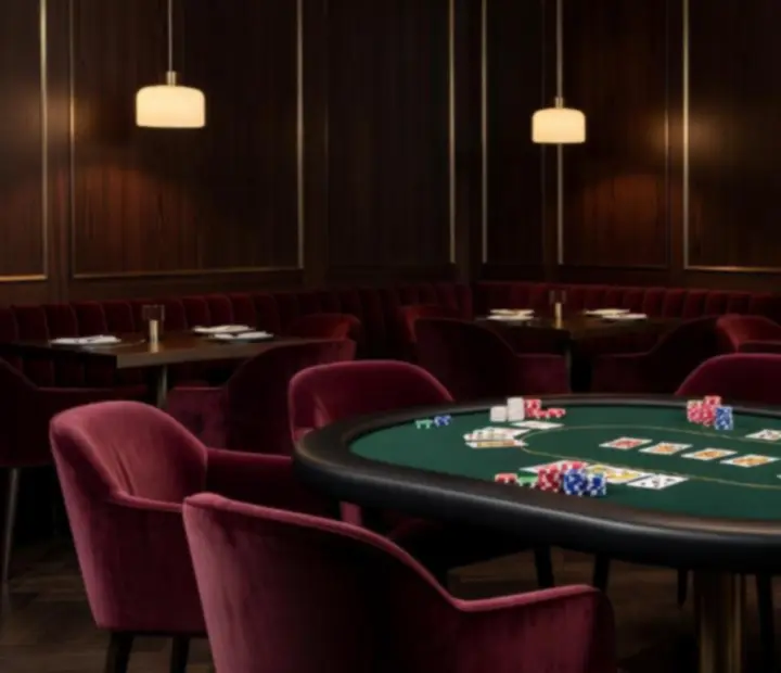 Stół pokerowy w eleganckim wnętrzu restauracji Przystanis Maku